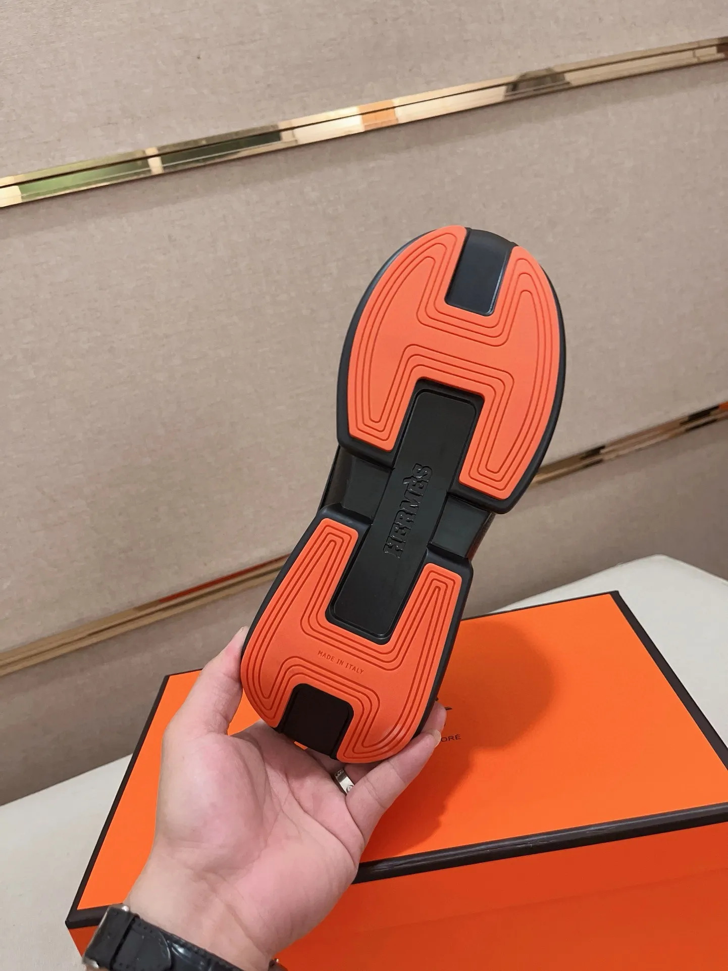 Men's clothing and shoes💰: 440💰《HERMES》【Classic original single version】Hermès; top 🔝purchasing agent🔍🔍men's latest 🇺🇸 counter sales simultaneously, imported from Italy original ▲▲cowhide ▲▲ (high-end, nobility, class) ) Exquisite workmanship (Italian 🇮🇹 imported water-dyed 🐂 cowhide lining) sole: original sole provided by the original factory, ⚠️exclusive double-layer activity·TPR·rubber·combined molded outsole; super comfortable·wear-resistant·non-slip·environmental protection The real thing is more beautiful if you take the real thing (high quality, follow the order). You can enter and exit the counter at will * Number of yards: 38-44 (45 can be customized and cannot be returned or exchanged)